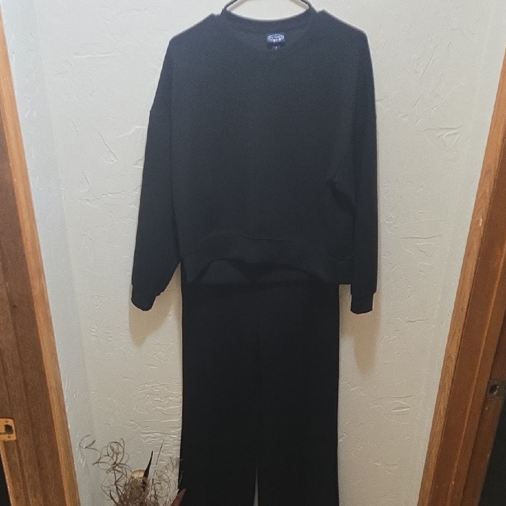 Fashionable Black Sweatshirt And Pants Set From Scoop